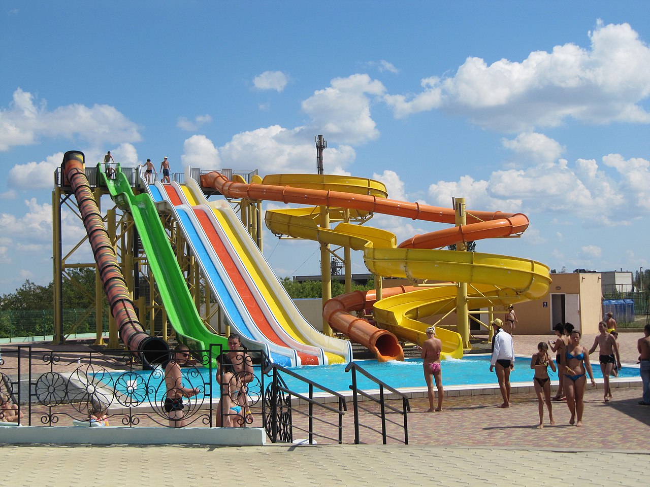 Постійні обстріли. Як живе портовий курорт Очаків в умовах війни